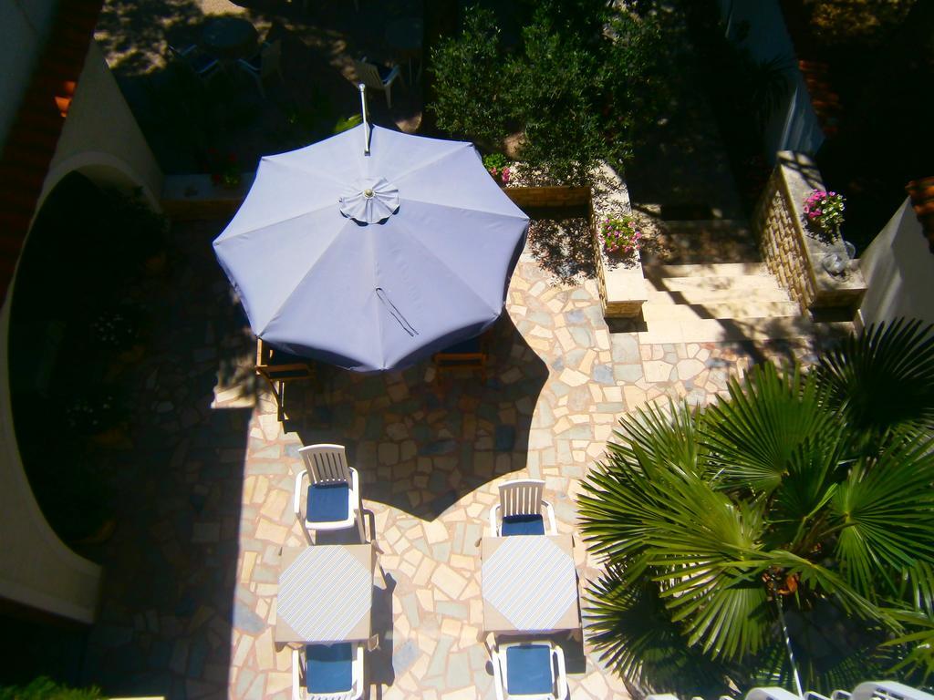 Hotel Bed & Breakfast Pansion Rade Pirovac Exterior foto