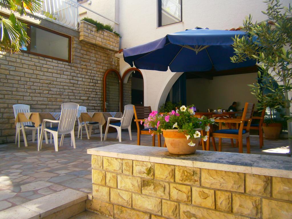 Hotel Bed & Breakfast Pansion Rade Pirovac Exterior foto