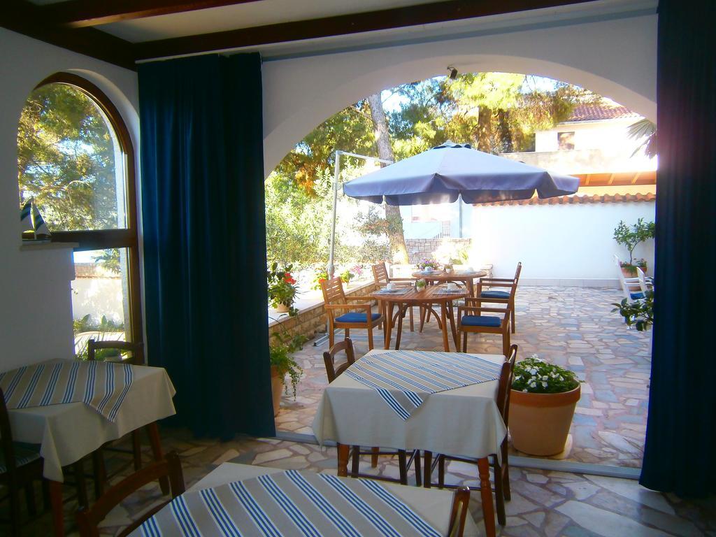 Hotel Bed & Breakfast Pansion Rade Pirovac Exterior foto